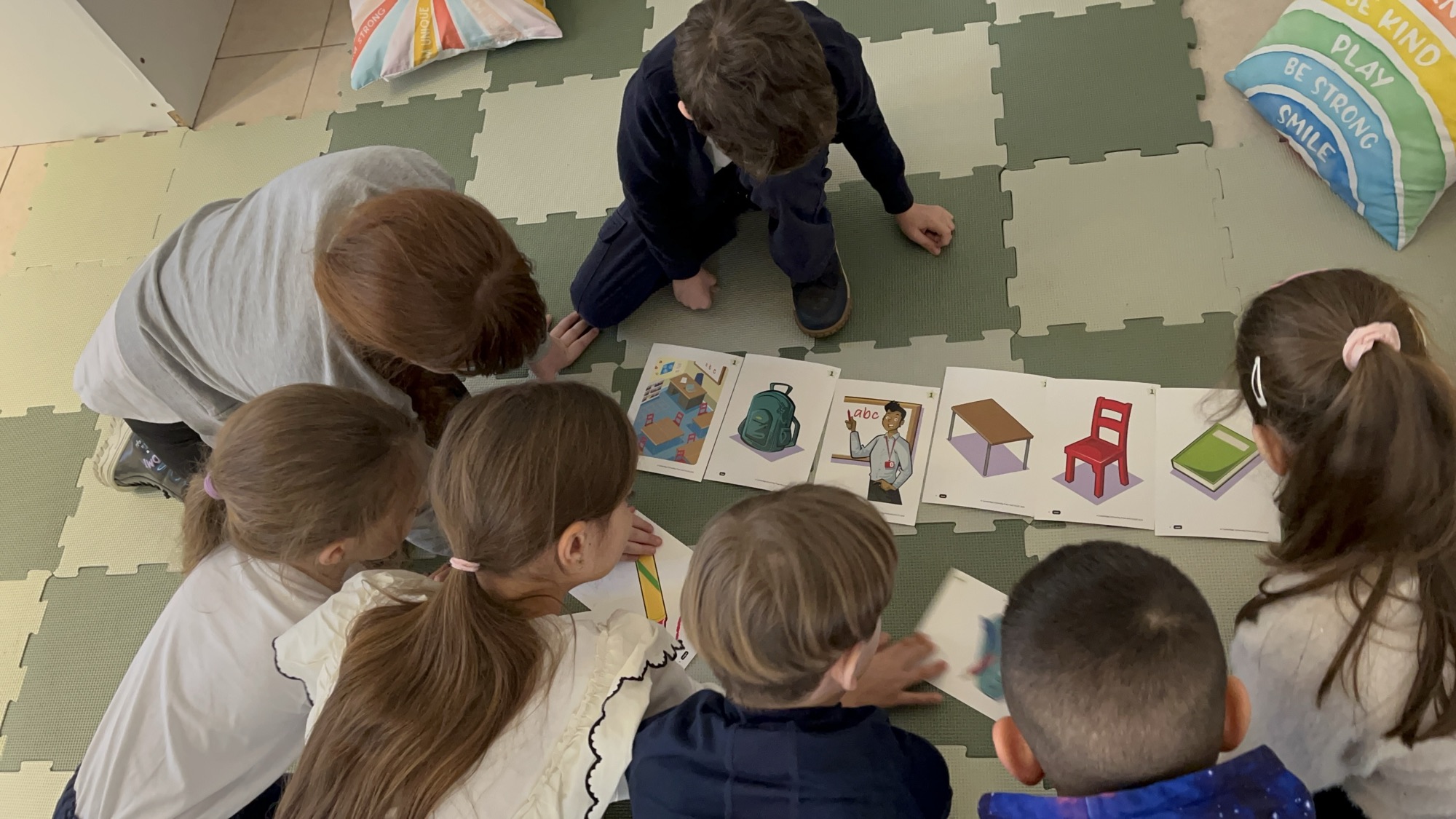 copii participand la activitati Start Smart in limba engleza