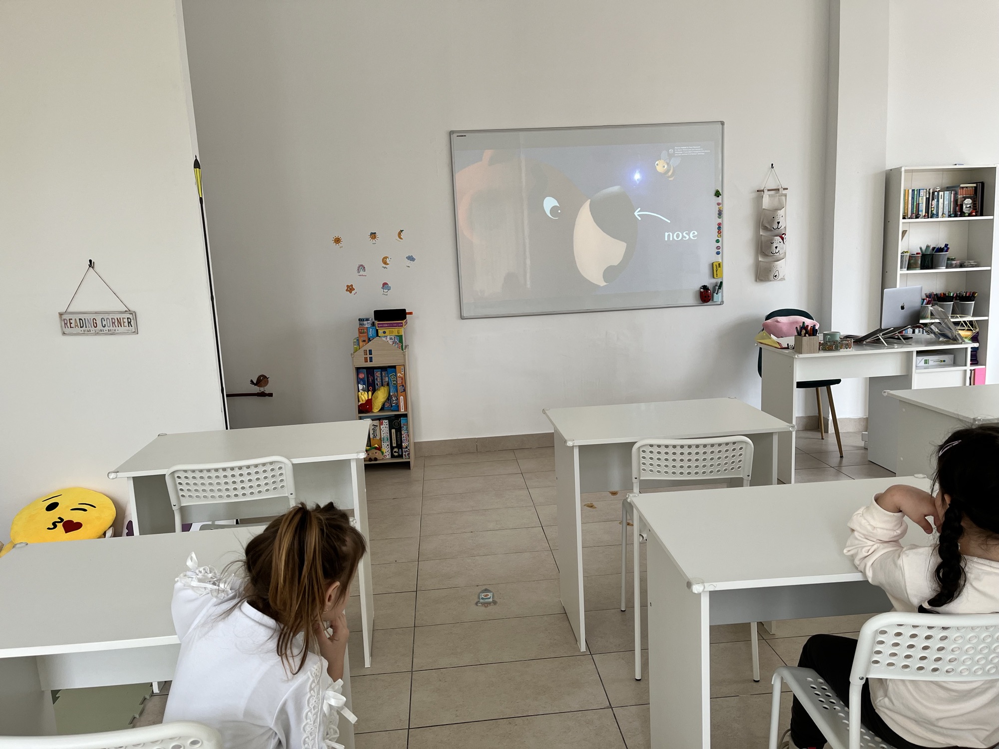 copii participand la activitati Start Smart in limba engleza