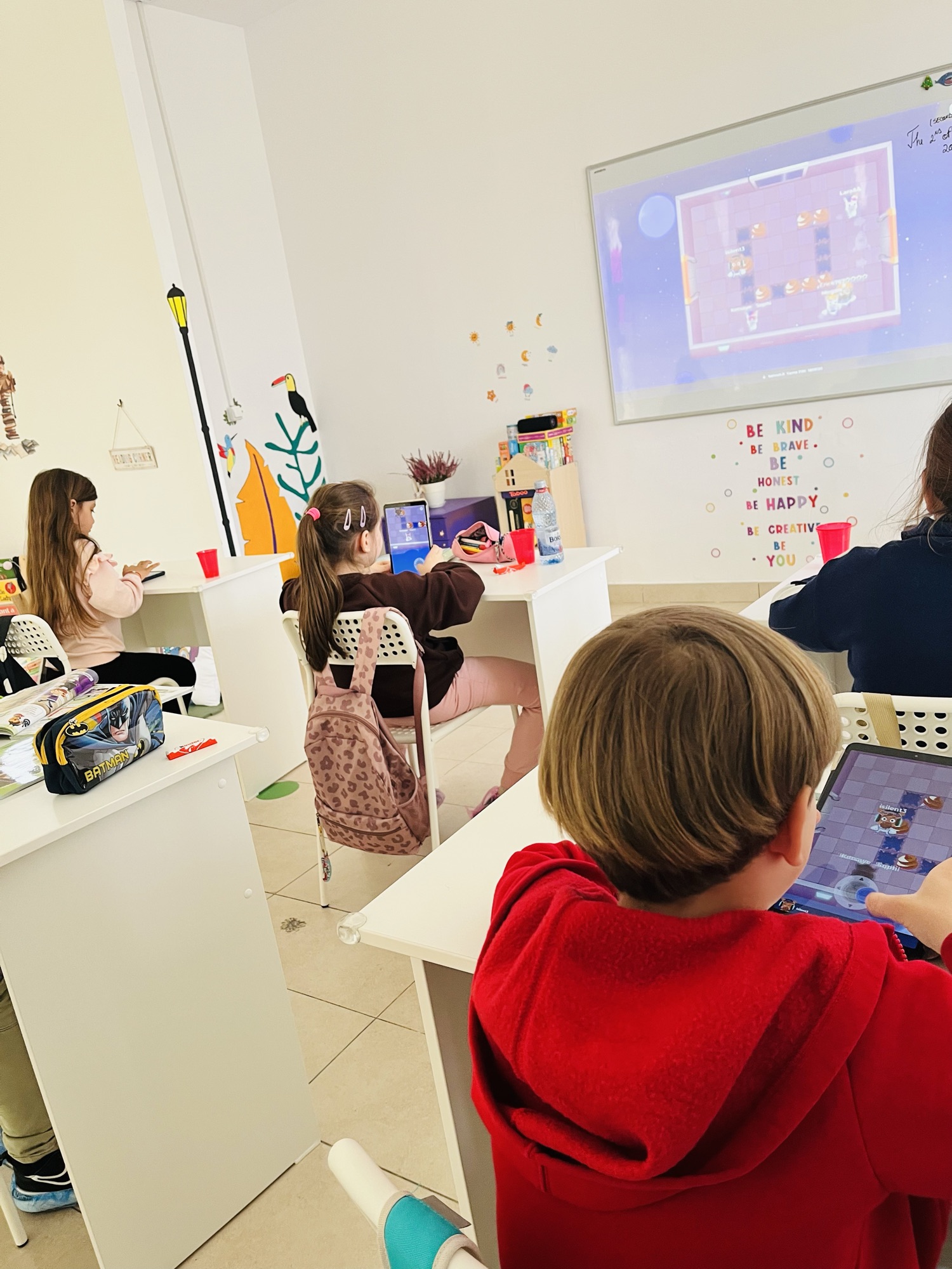 copii participand la activitati Start Smart in limba engleza
